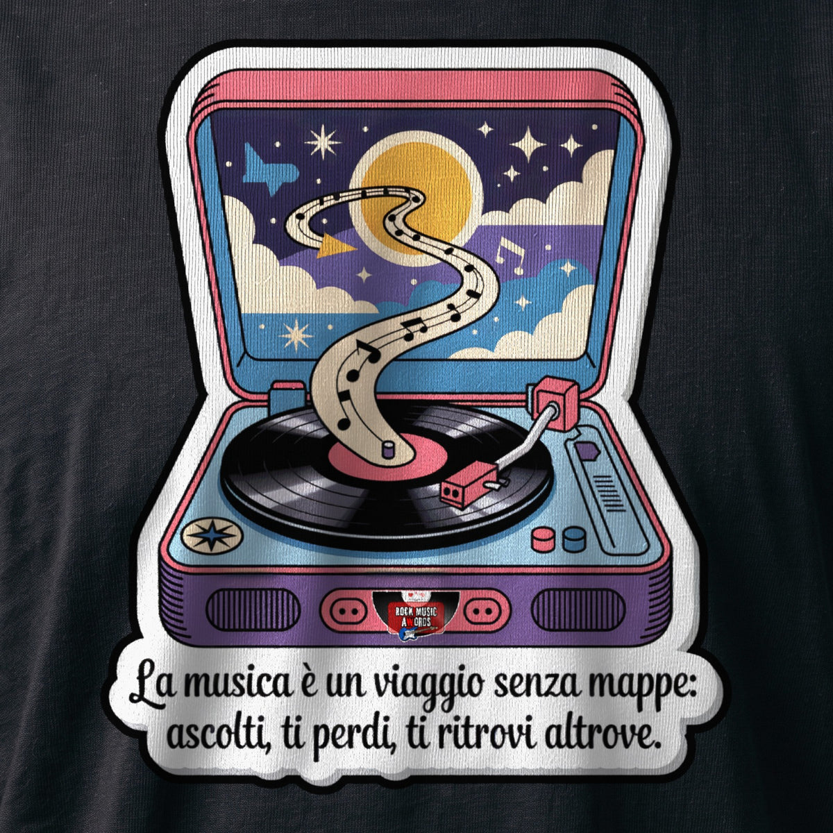 La stampa da vicino sulla t-shirt nera: «La musica è un viaggio senza mappe», sul cotone (ricostruzione al computer)