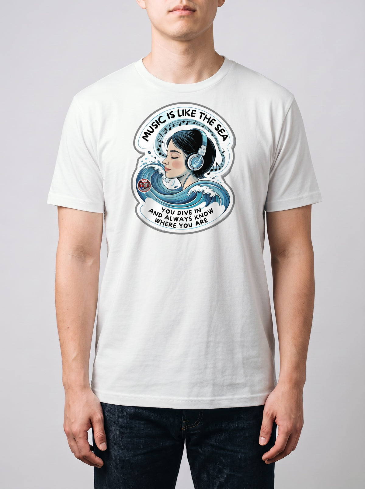 Corporatura media, 180 cm per 78 kg, con la t-shirt bianca «Music is like the sea: you dive in and always know where you are» in taglia L (ricostruzione al computer)