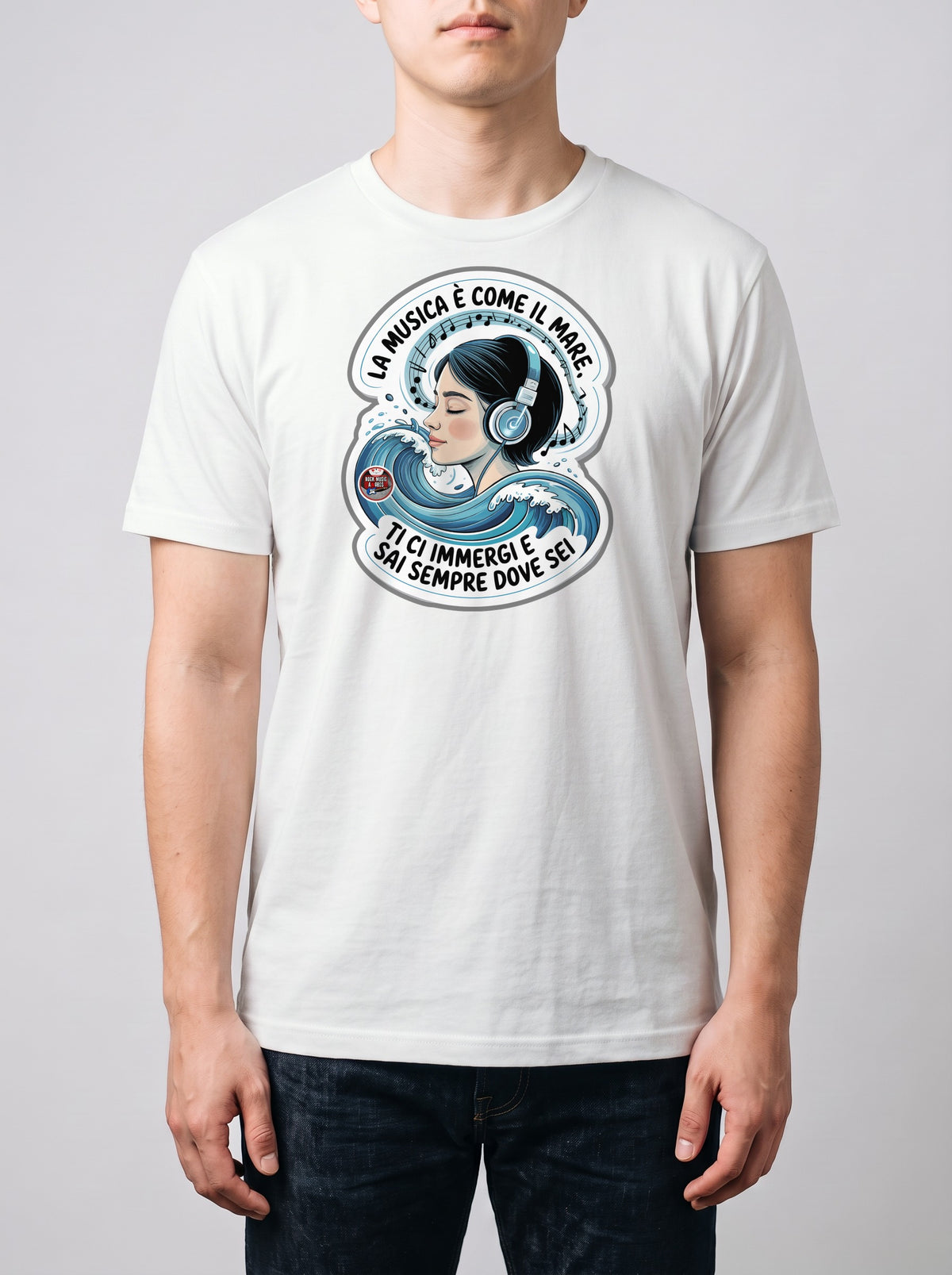 Corporatura media, 180 cm per 78 kg, con la t-shirt bianca «La musica è come il mare: ti ci immergi e sai sempre dove sei» in taglia L (ricostruzione al computer)