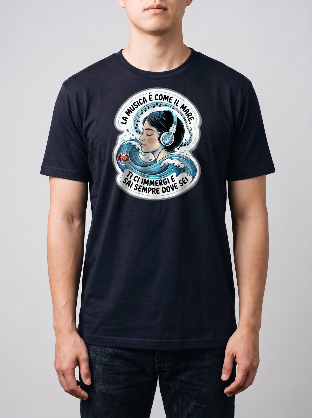 Corporatura media, 180 cm per 78 kg, con la t-shirt blu navy «La musica è come il mare: ti ci immergi e sai sempre dove sei» in taglia L (ricostruzione al computer)