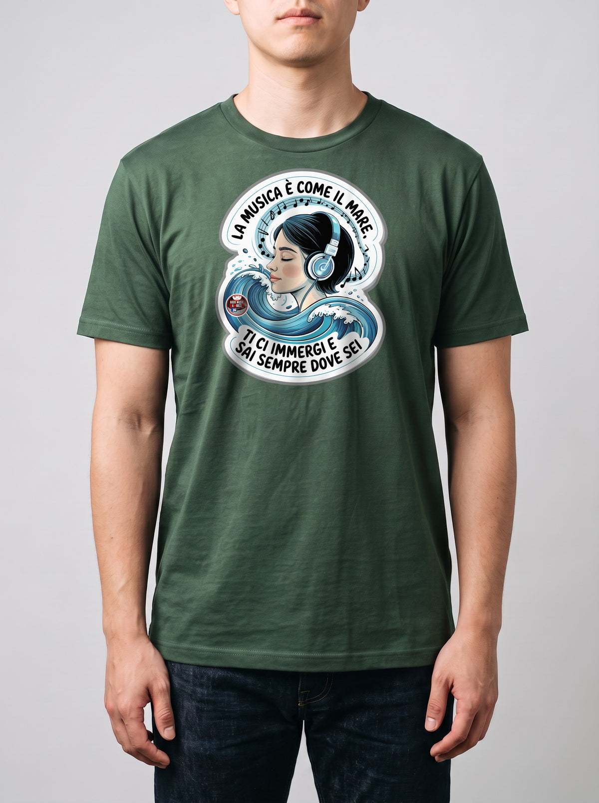 Corporatura media, 180 cm per 78 kg, con la t-shirt verde militare «La musica è come il mare: ti ci immergi e sai sempre dove sei» in taglia L (ricostruzione al computer)