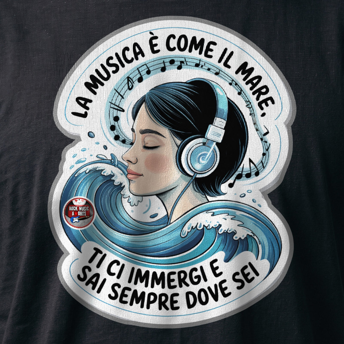La stampa da vicino sulla t-shirt nera: «La musica è come il mare: ti ci immergi e sai sempre dove sei», sul cotone (ricostruzione al computer)
