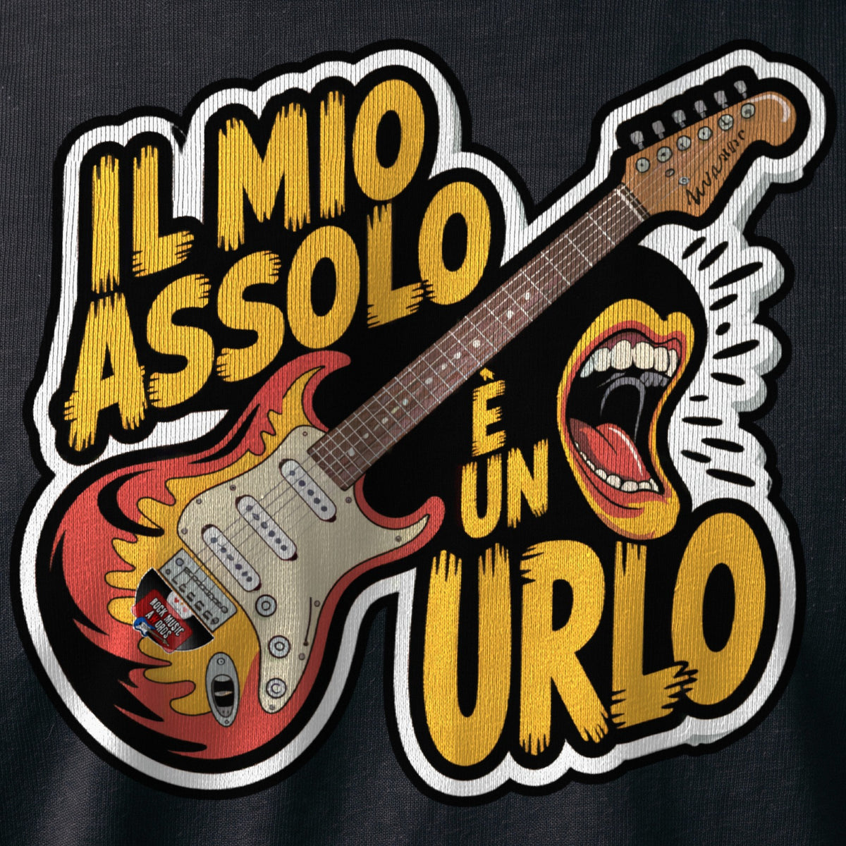 La stampa da vicino sulla t-shirt nera: «Il mio assolo è un urlo», sul cotone (ricostruzione al computer)