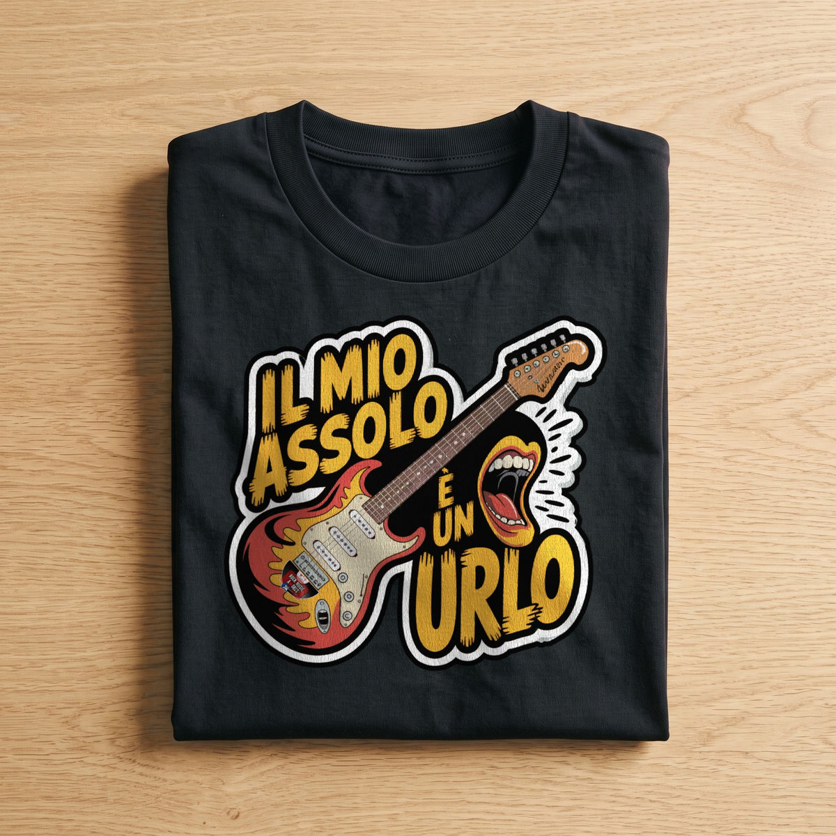 La t-shirt nera «Il mio assolo è un urlo» piegata su un piano di legno, come arriva a casa (ricostruzione al computer)