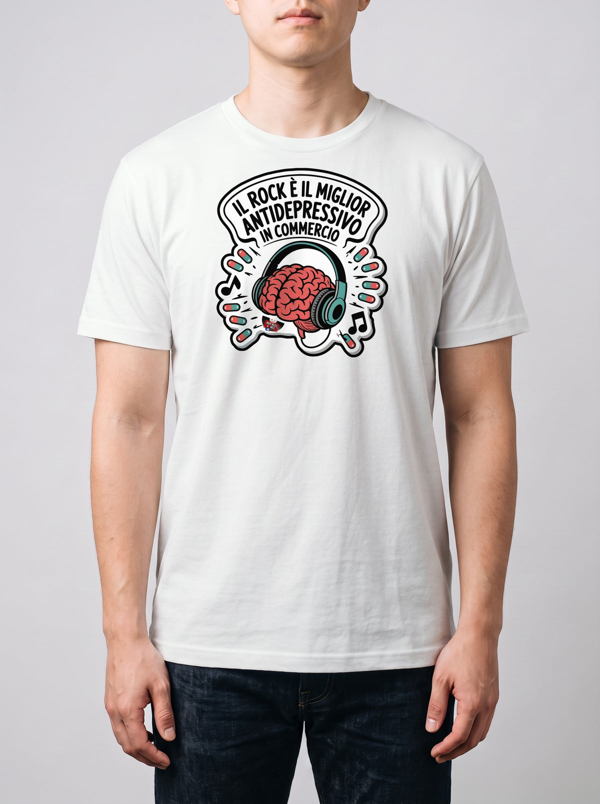 Corporatura media, 180 cm per 78 kg, con la t-shirt bianca «Il rock è il miglior antidepressivo in commercio» in taglia L (ricostruzione al computer)