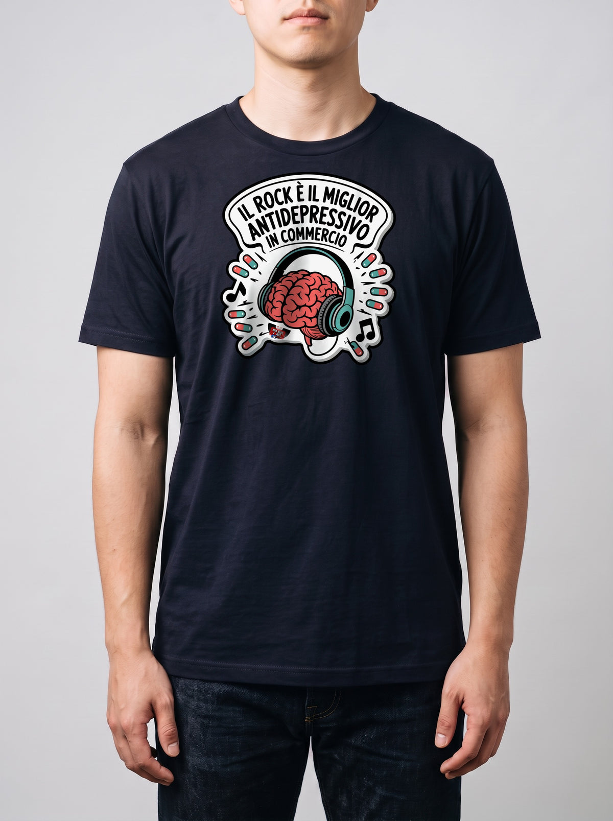 Corporatura media, 180 cm per 78 kg, con la t-shirt blu navy «Il rock è il miglior antidepressivo in commercio» in taglia L (ricostruzione al computer)