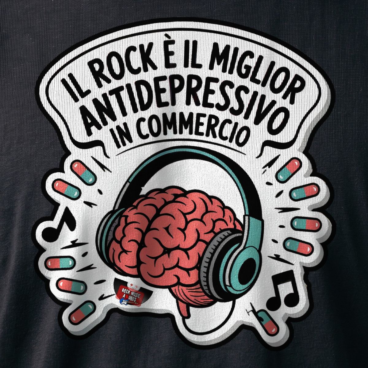 La stampa da vicino sulla t-shirt nera: «Il rock è il miglior antidepressivo in commercio», sul cotone (ricostruzione al computer)
