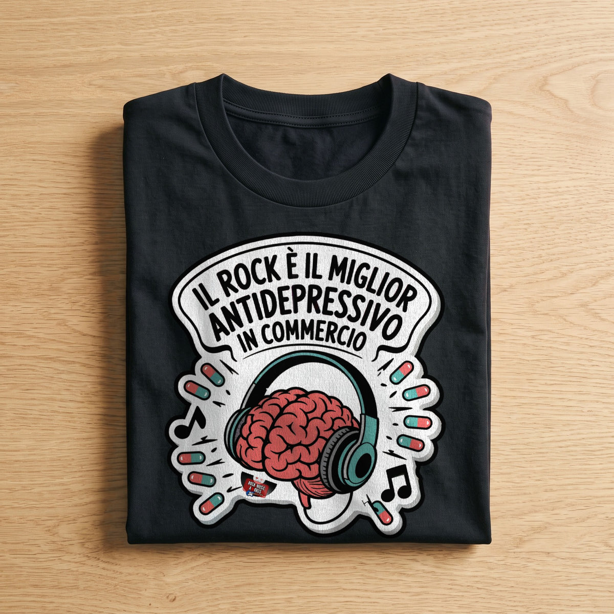 La t-shirt nera «Il rock è il miglior antidepressivo in commercio» piegata su un piano di legno, come arriva a casa (ricostruzione al computer)