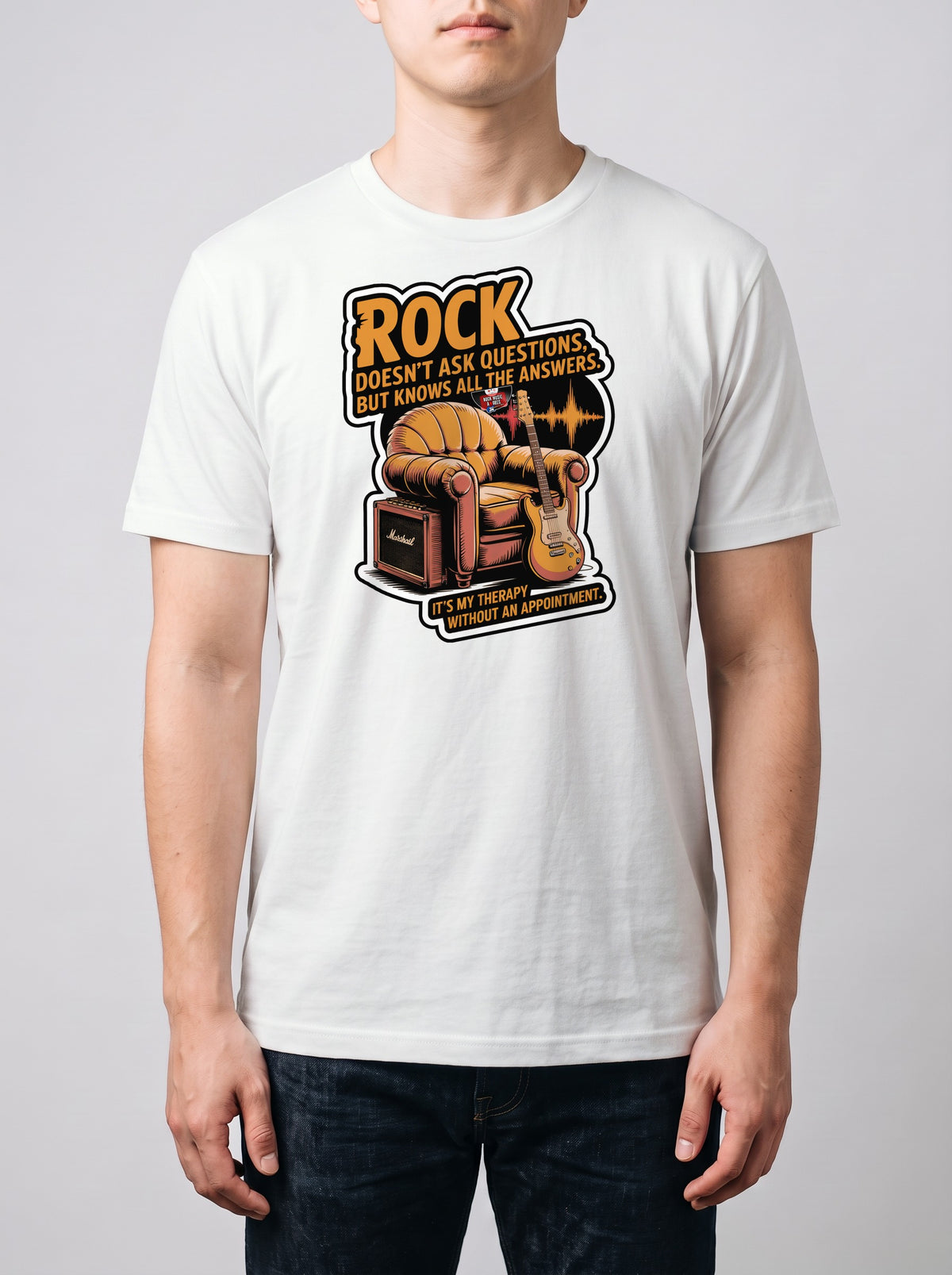Corporatura media, 180 cm per 78 kg, con la t-shirt bianca «Rock doesn't ask questions but knows all the answers: it's my therapy without an appointment» in taglia L (ricostruzione al computer)