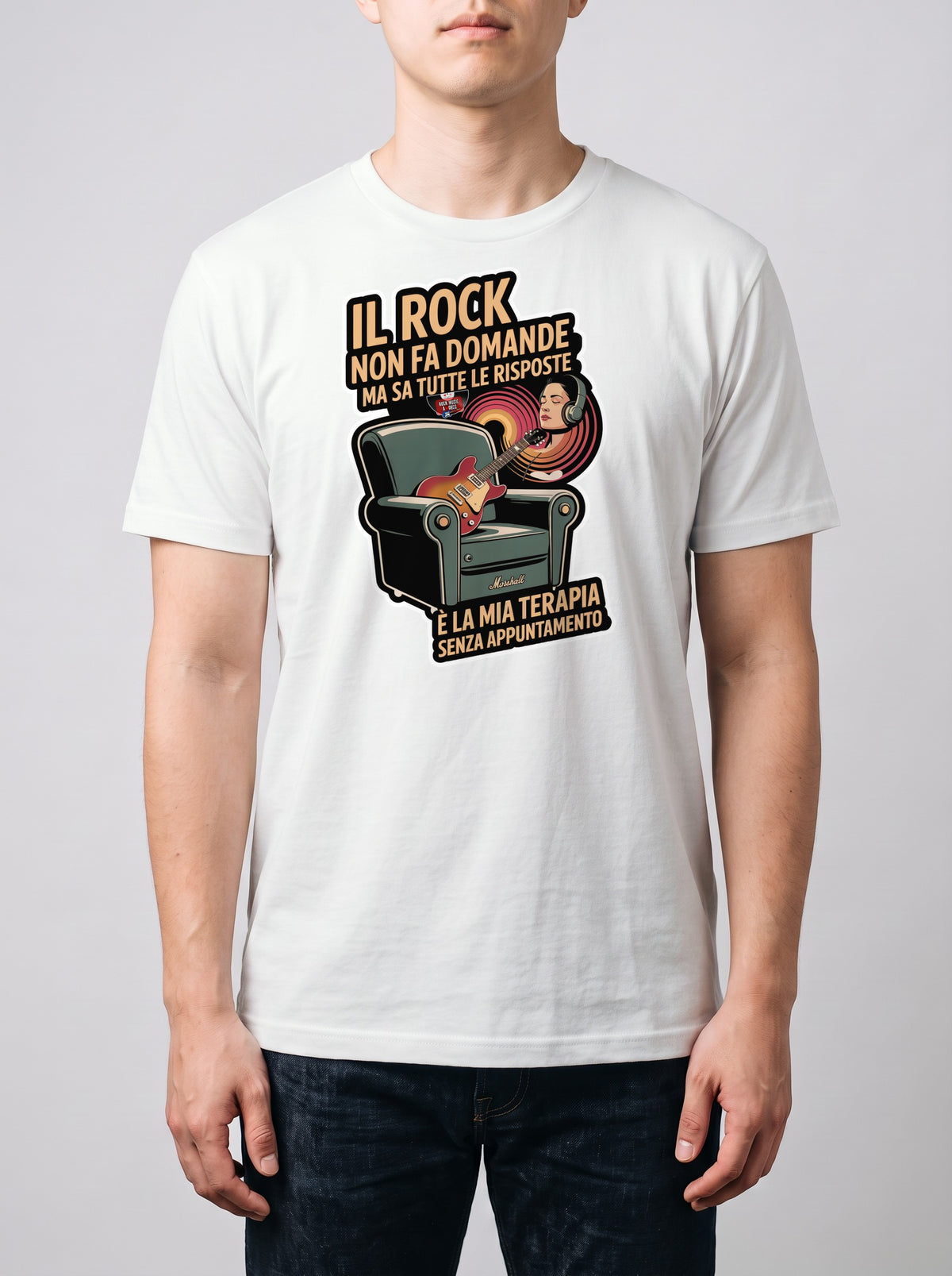 Corporatura media, 180 cm per 78 kg, con la t-shirt bianca «Il rock non fa domande ma sa tutte le risposte: è la mia terapia senza appuntamento» in taglia L (ricostruzione al computer)