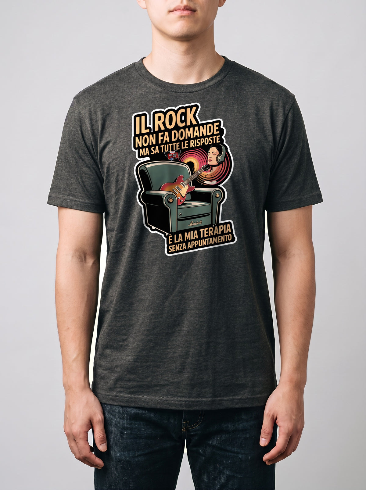 Corporatura media, 180 cm per 78 kg, con la t-shirt grigio melange «Il rock non fa domande ma sa tutte le risposte: è la mia terapia senza appuntamento» in taglia L (ricostruzione al computer)