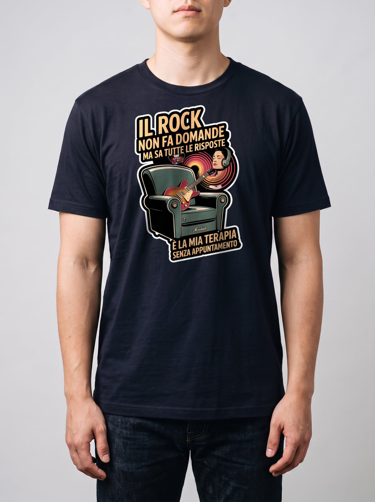 Corporatura media, 180 cm per 78 kg, con la t-shirt blu navy «Il rock non fa domande ma sa tutte le risposte: è la mia terapia senza appuntamento» in taglia L (ricostruzione al computer)
