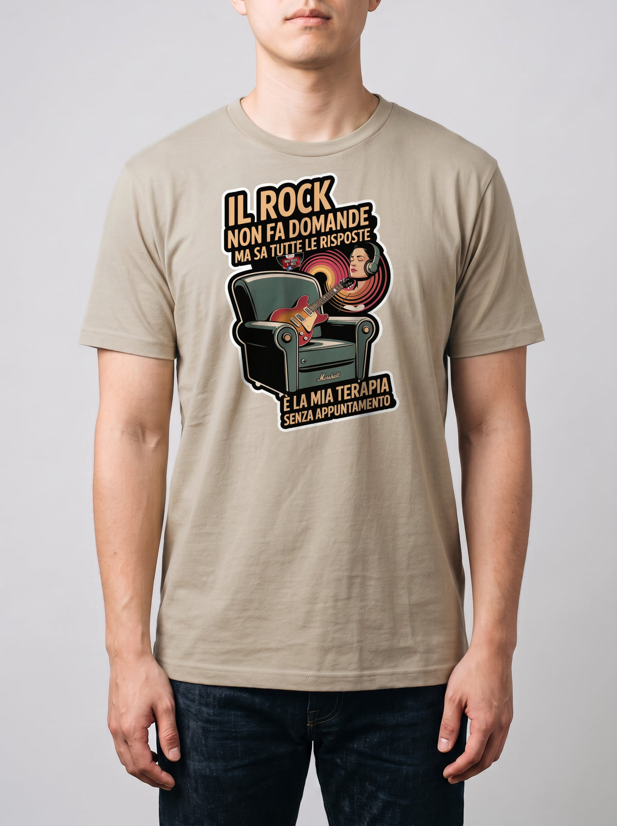 Corporatura media, 180 cm per 78 kg, con la t-shirt color sabbia «Il rock non fa domande ma sa tutte le risposte: è la mia terapia senza appuntamento» in taglia L (ricostruzione al computer)