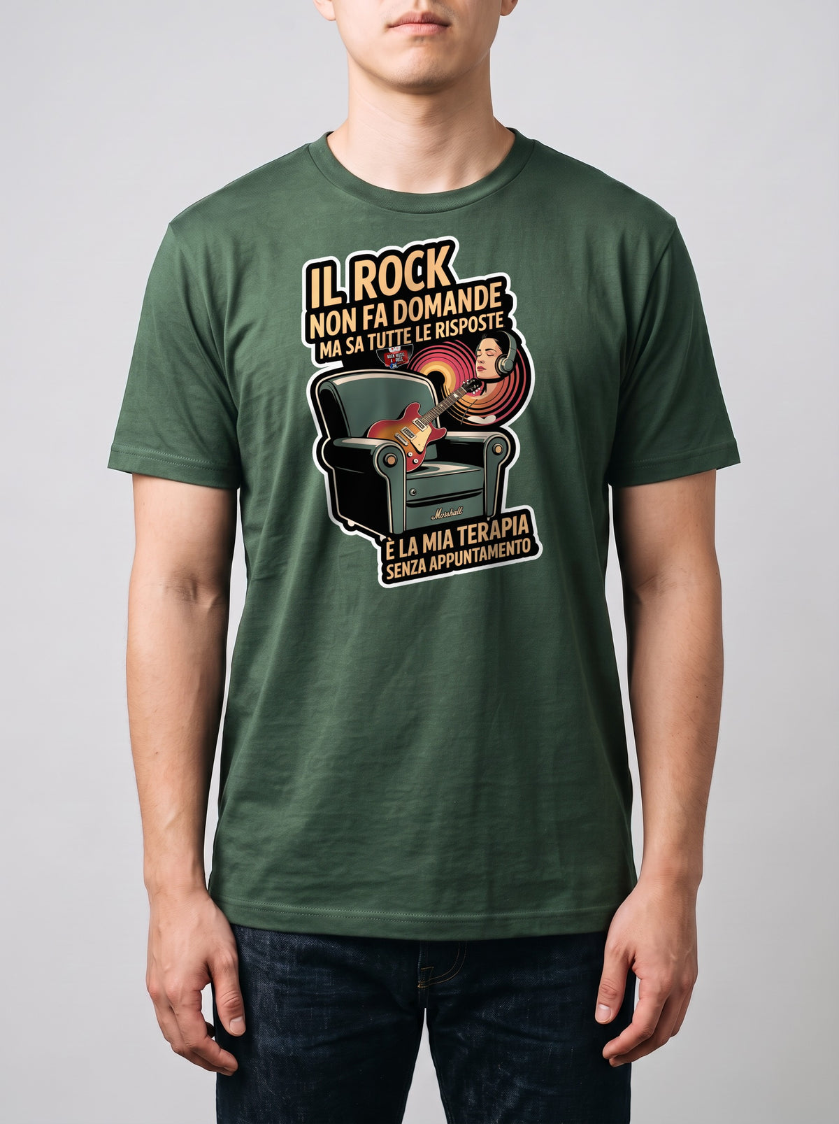Corporatura media, 180 cm per 78 kg, con la t-shirt verde militare «Il rock non fa domande ma sa tutte le risposte: è la mia terapia senza appuntamento» in taglia L (ricostruzione al computer)