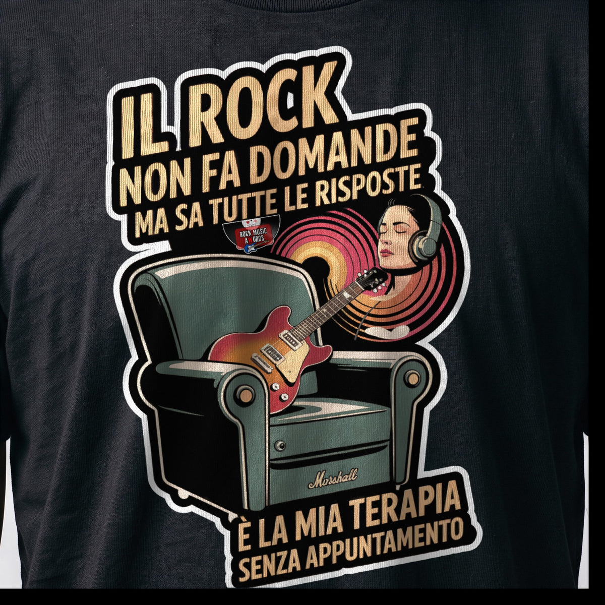 La stampa da vicino sulla t-shirt nera: «Il rock non fa domande ma sa tutte le risposte: è la mia terapia senza appuntamento», sul cotone (ricostruzione al computer)