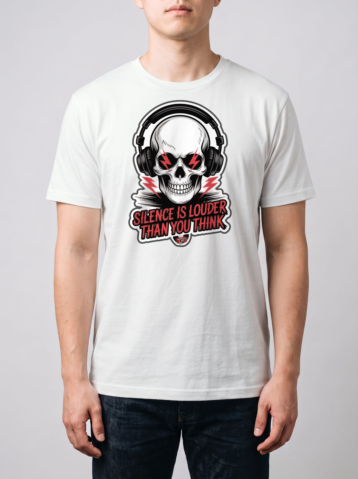 Corporatura media, 180 cm per 78 kg, con la t-shirt bianca «Silence is louder than you think» in taglia L (ricostruzione al computer)