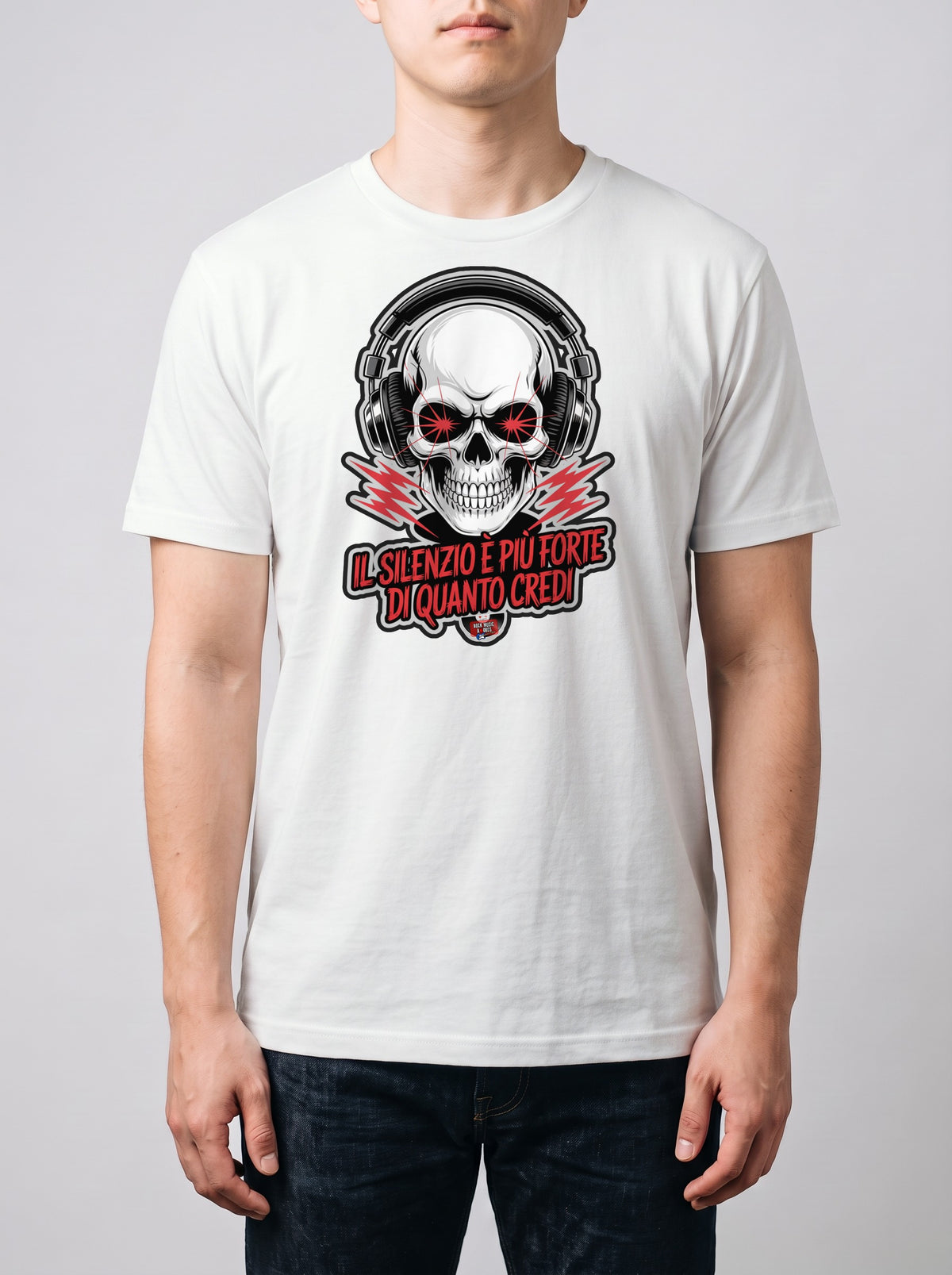 Corporatura media, 180 cm per 78 kg, con la t-shirt bianca «Il silenzio è più forte di quanto credi» in taglia L (ricostruzione al computer)
