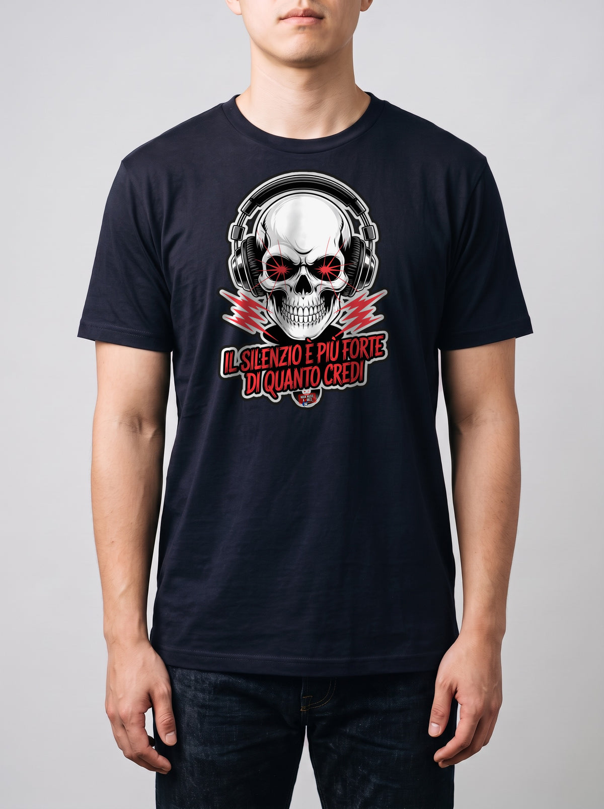 Corporatura media, 180 cm per 78 kg, con la t-shirt blu navy «Il silenzio è più forte di quanto credi» in taglia L (ricostruzione al computer)