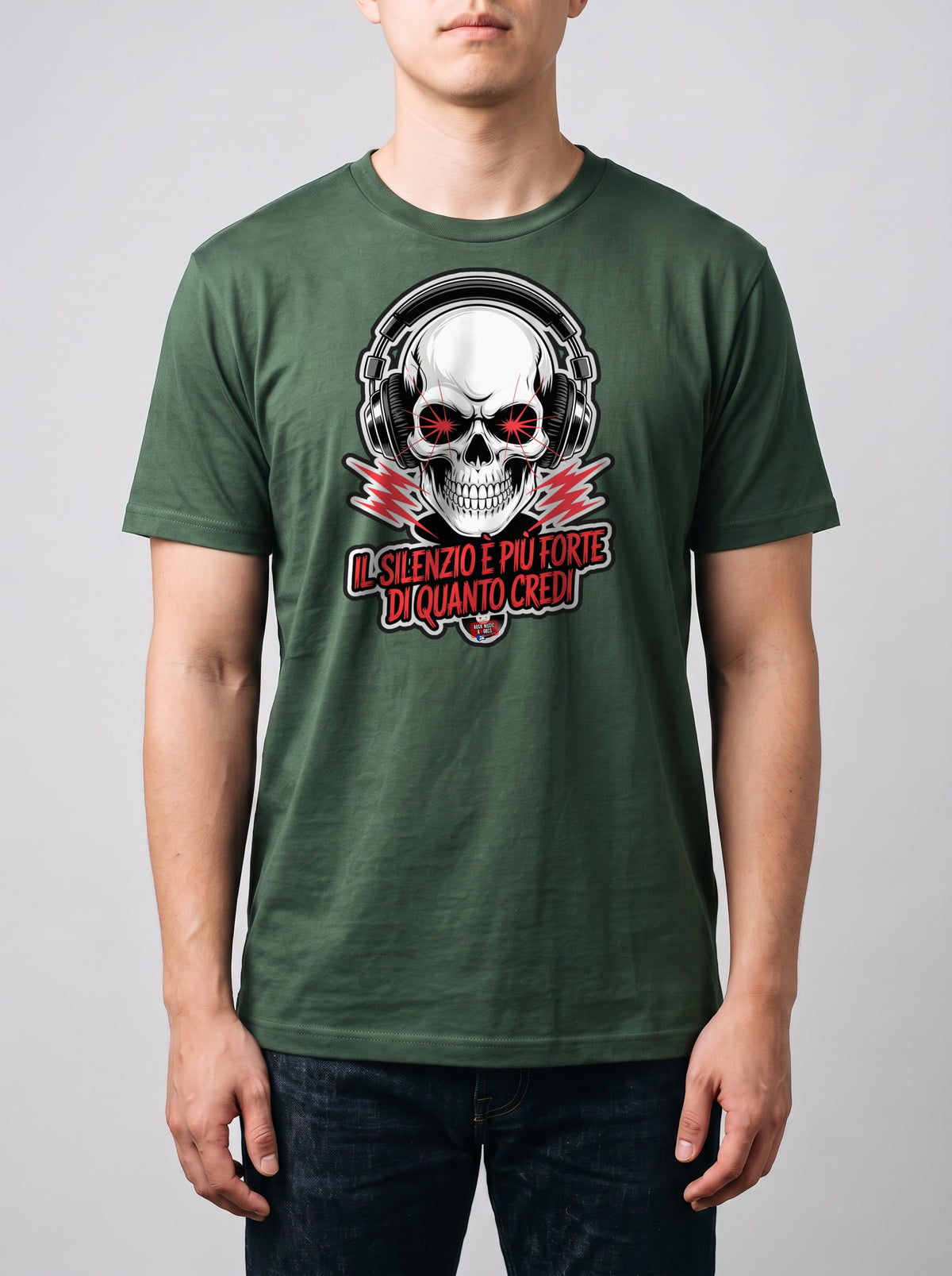 Corporatura media, 180 cm per 78 kg, con la t-shirt verde militare «Il silenzio è più forte di quanto credi» in taglia L (ricostruzione al computer)