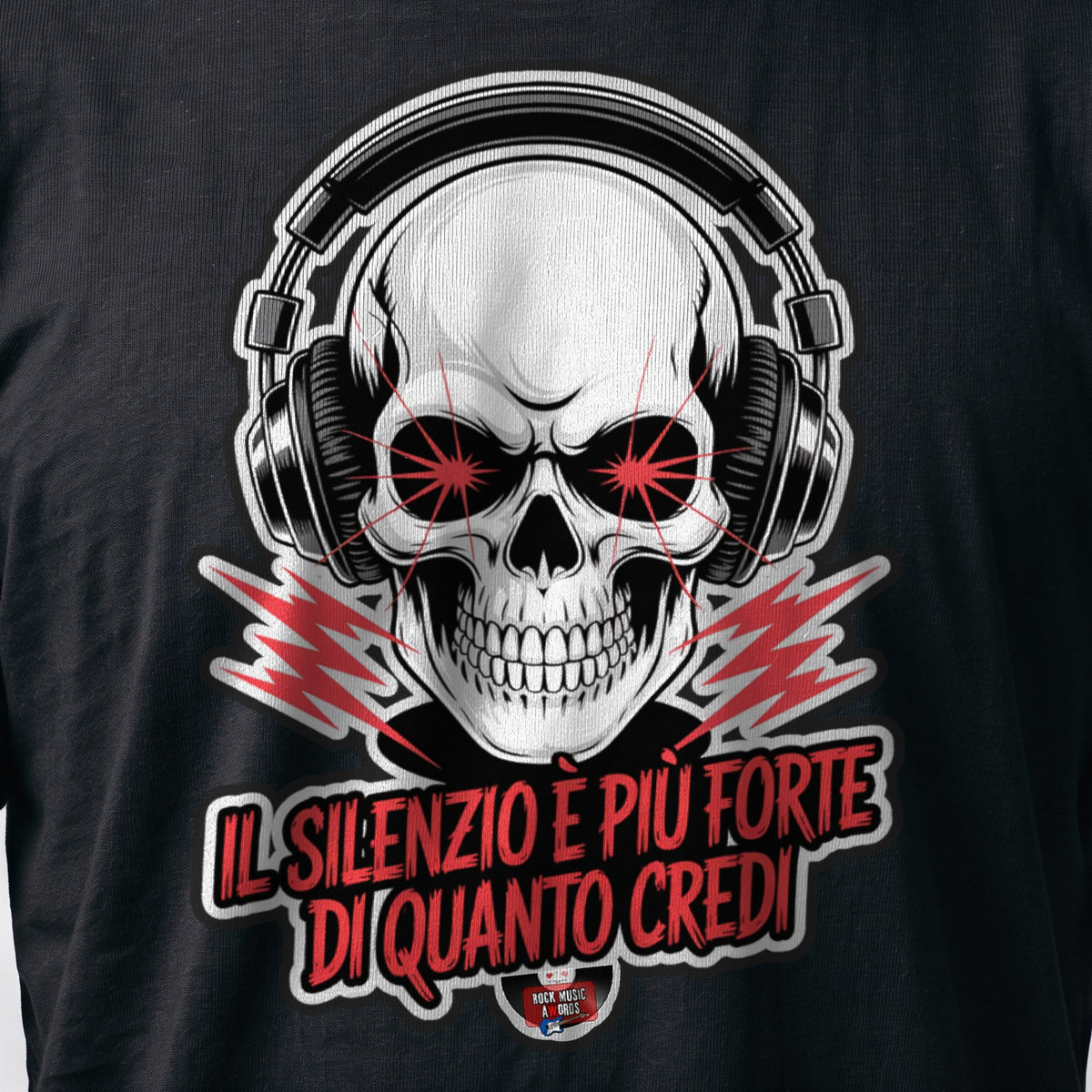 La stampa da vicino sulla t-shirt nera: «Il silenzio è più forte di quanto credi», sul cotone (ricostruzione al computer)