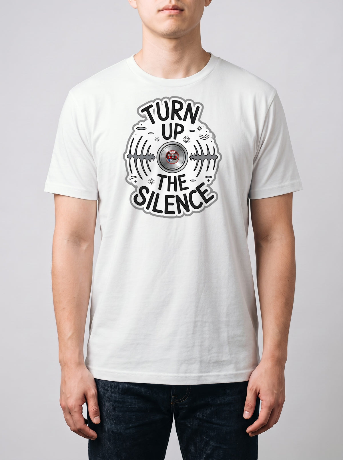 Corporatura media, 180 cm per 78 kg, con la t-shirt bianca «Turn up the silence» in taglia L (ricostruzione al computer)