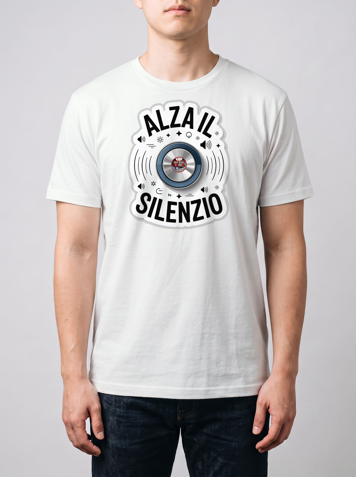 Corporatura media, 180 cm per 78 kg, con la t-shirt bianca «Alza il silenzio» in taglia L (ricostruzione al computer)
