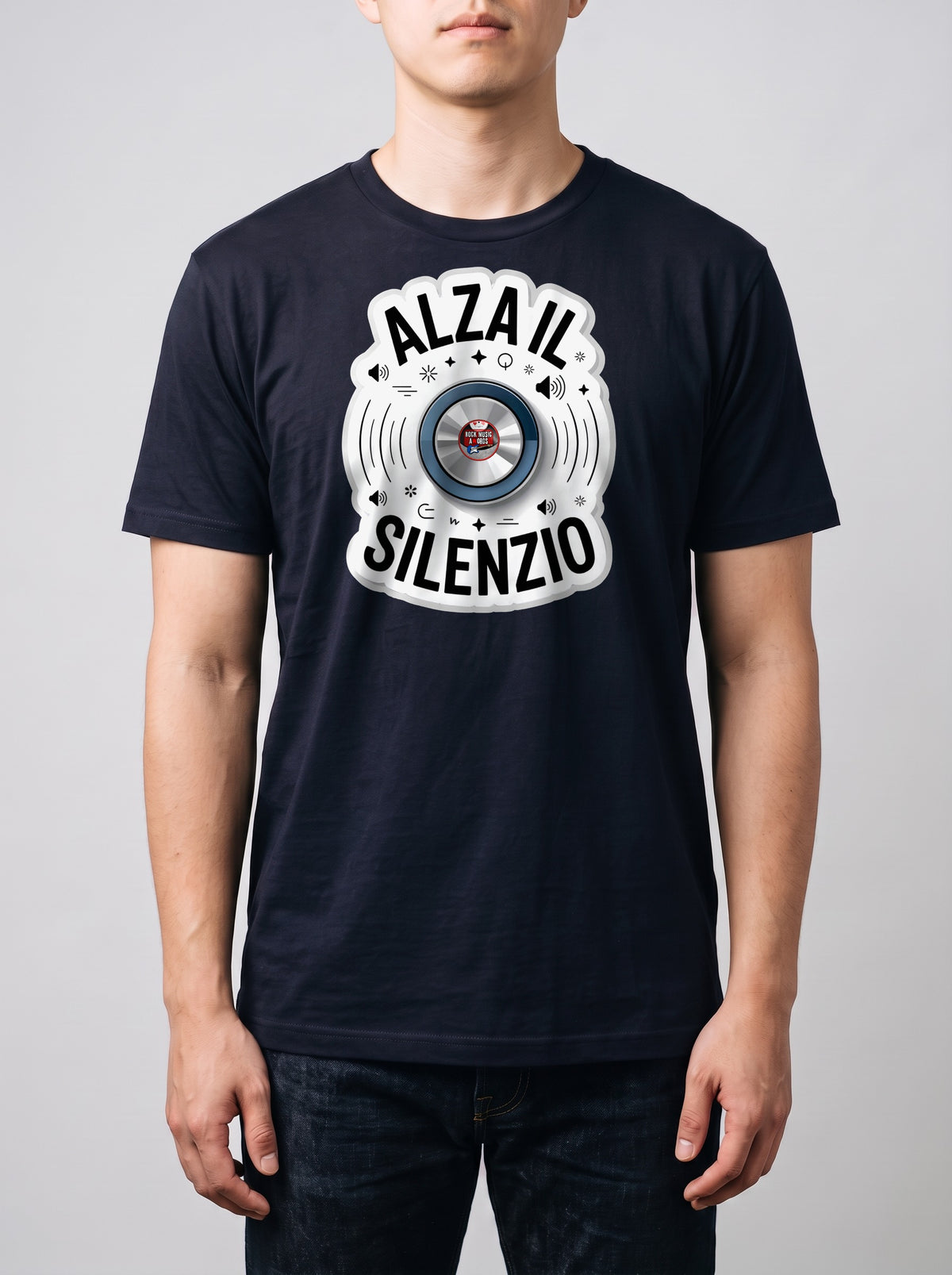 Corporatura media, 180 cm per 78 kg, con la t-shirt blu navy «Alza il silenzio» in taglia L (ricostruzione al computer)