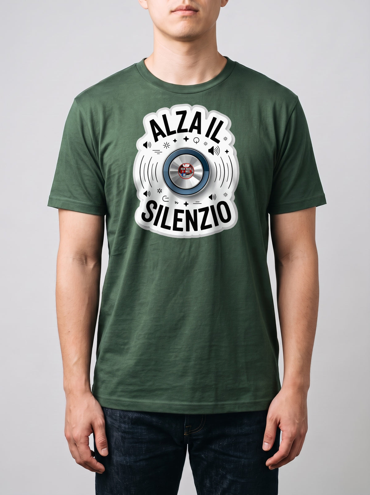 Corporatura media, 180 cm per 78 kg, con la t-shirt verde militare «Alza il silenzio» in taglia L (ricostruzione al computer)