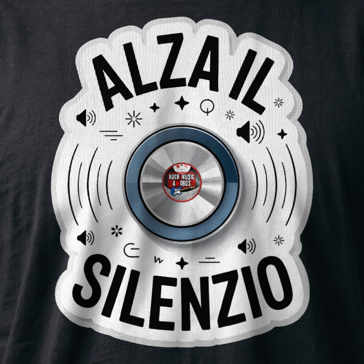 La stampa da vicino sulla t-shirt nera: «Alza il silenzio», sul cotone (ricostruzione al computer)
