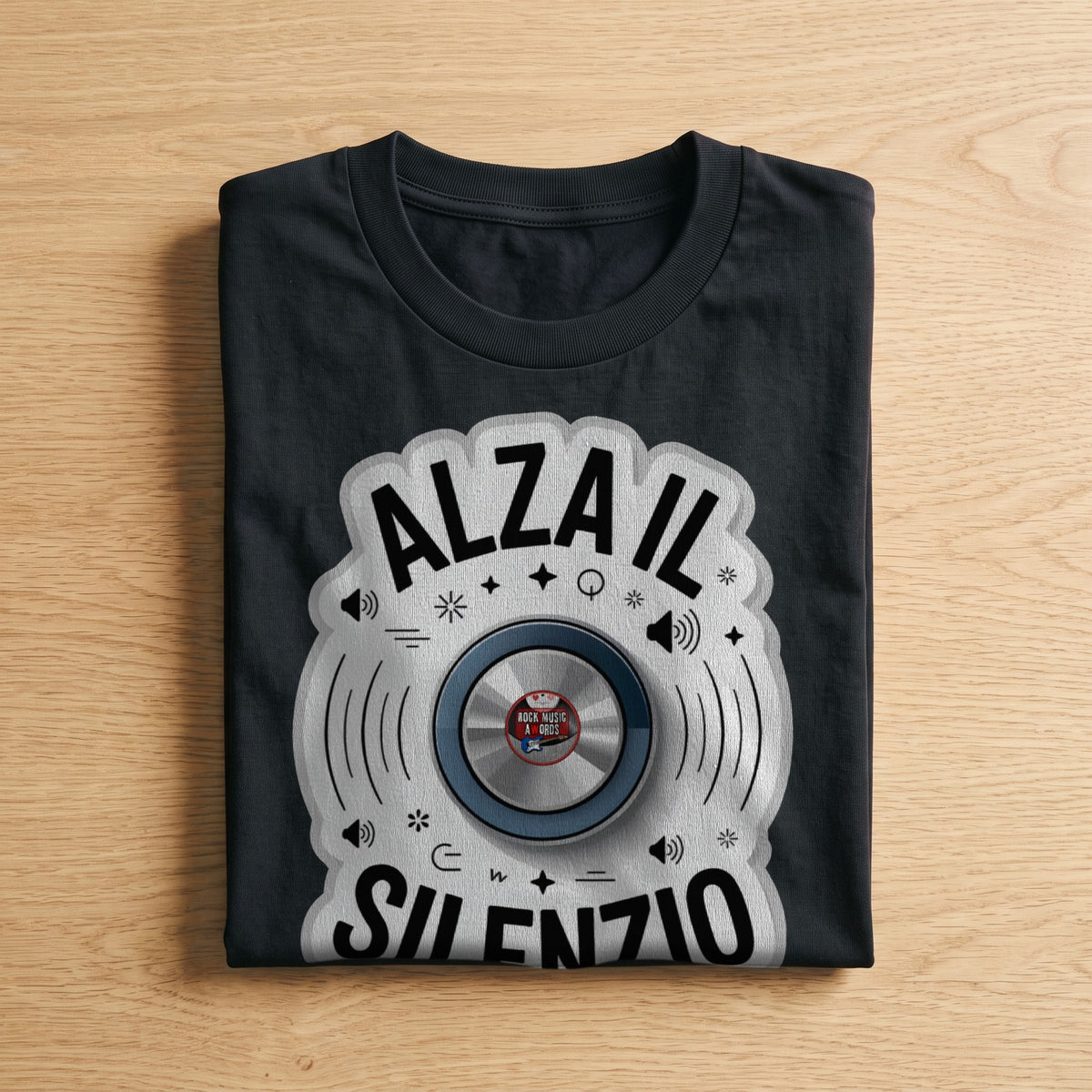 La t-shirt nera «Alza il silenzio» piegata su un piano di legno, come arriva a casa (ricostruzione al computer)
