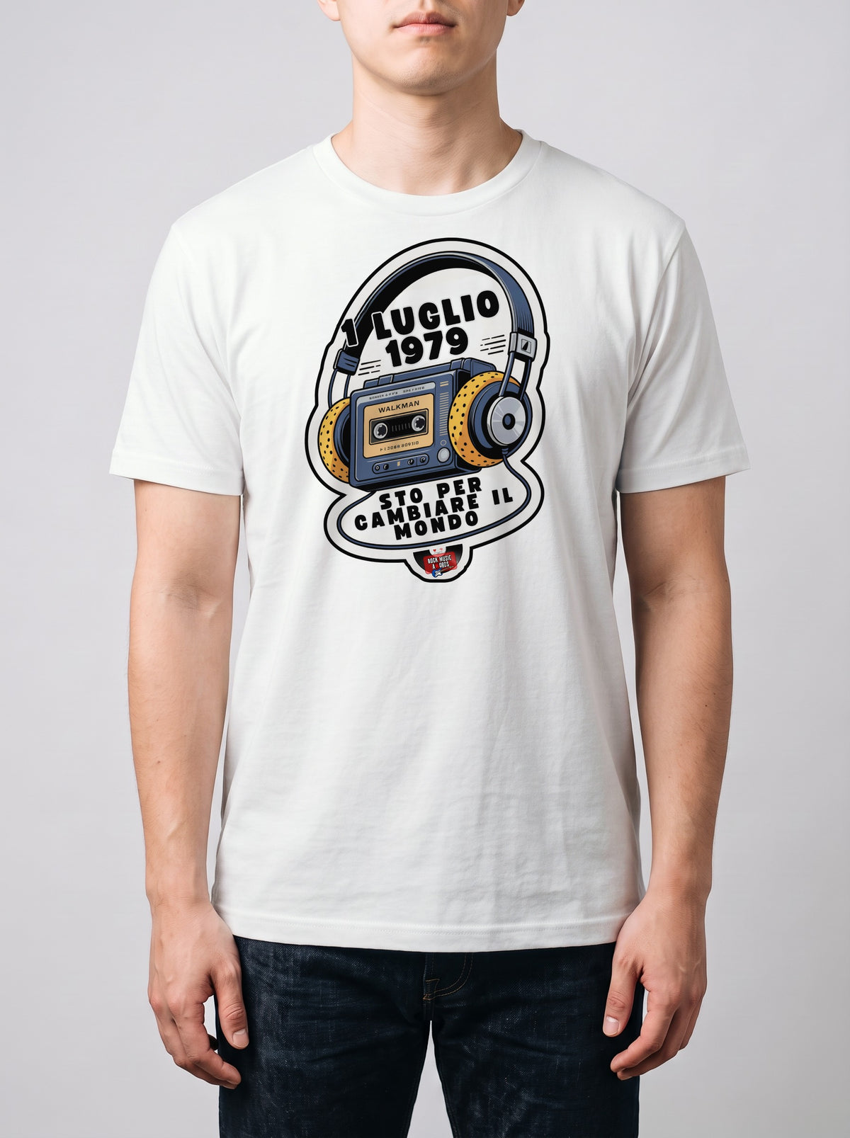 Corporatura media, 180 cm per 78 kg, con la t-shirt bianca «1 luglio 1979: sto per cambiare il mondo» in taglia L (ricostruzione al computer)