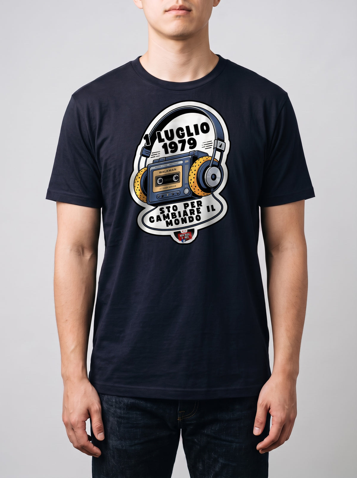Corporatura media, 180 cm per 78 kg, con la t-shirt blu navy «1 luglio 1979: sto per cambiare il mondo» in taglia L (ricostruzione al computer)
