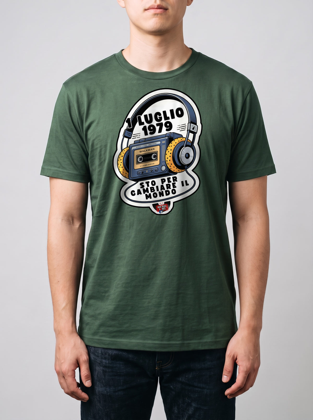 Corporatura media, 180 cm per 78 kg, con la t-shirt verde militare «1 luglio 1979: sto per cambiare il mondo» in taglia L (ricostruzione al computer)