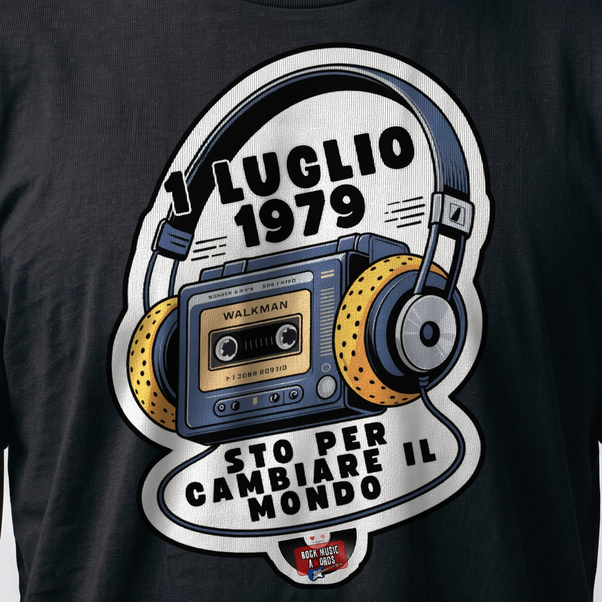La stampa da vicino sulla t-shirt nera: «1 luglio 1979: sto per cambiare il mondo», sul cotone (ricostruzione al computer)